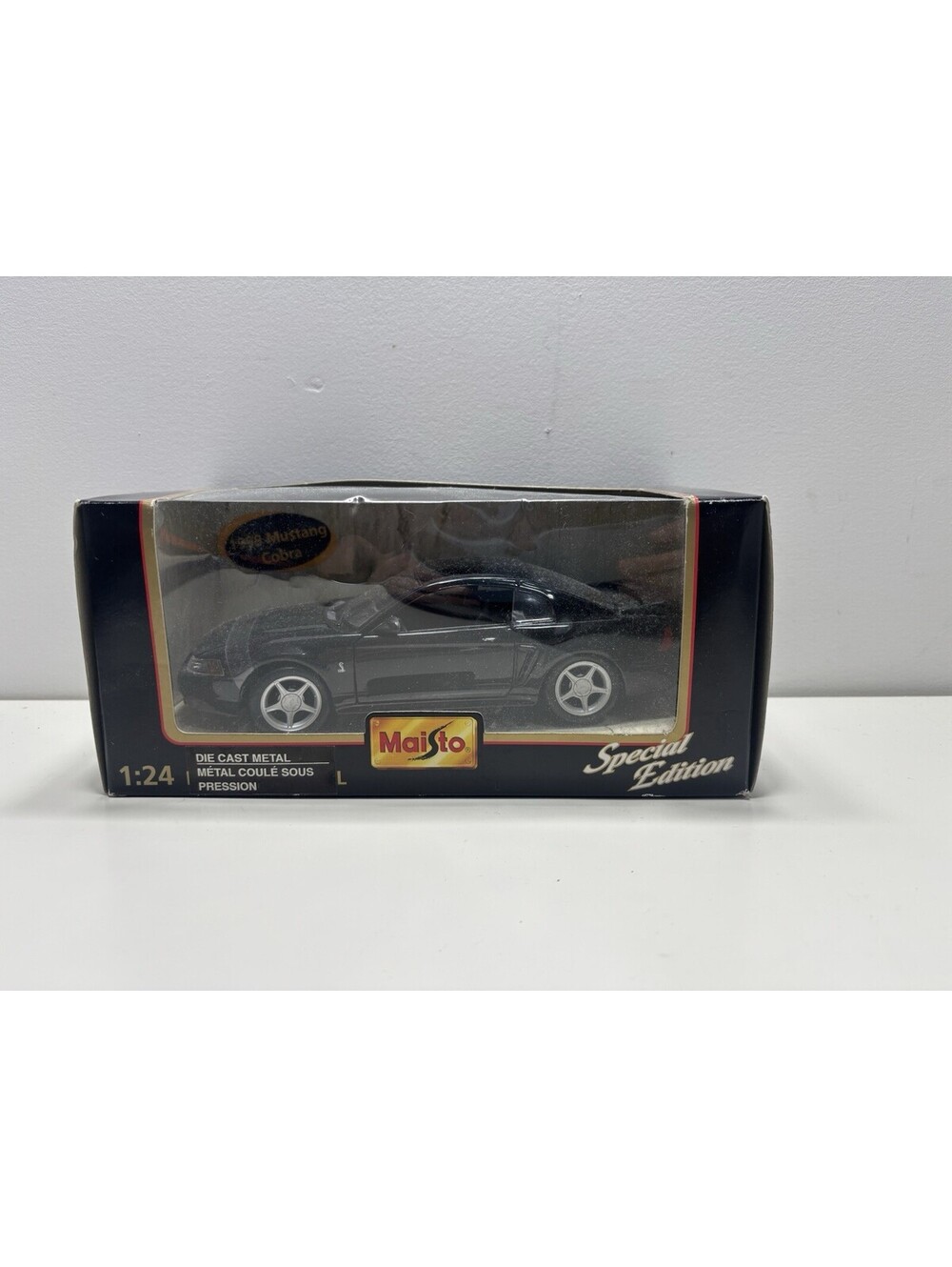 Maisto 1999 Ford Mustang SVT Cobra Diecast Model 1/24 Black Opening Doors Hood